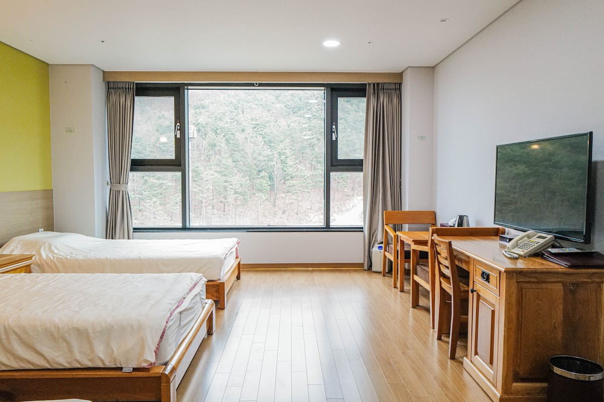 standard triple room, non smoking | desk, free wifi, bed sheets