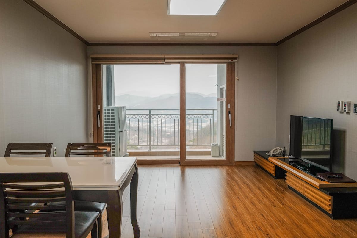 Kamer (Condo Type) | Woonruimte | Een flatscreentelevisie en vloerverwarming