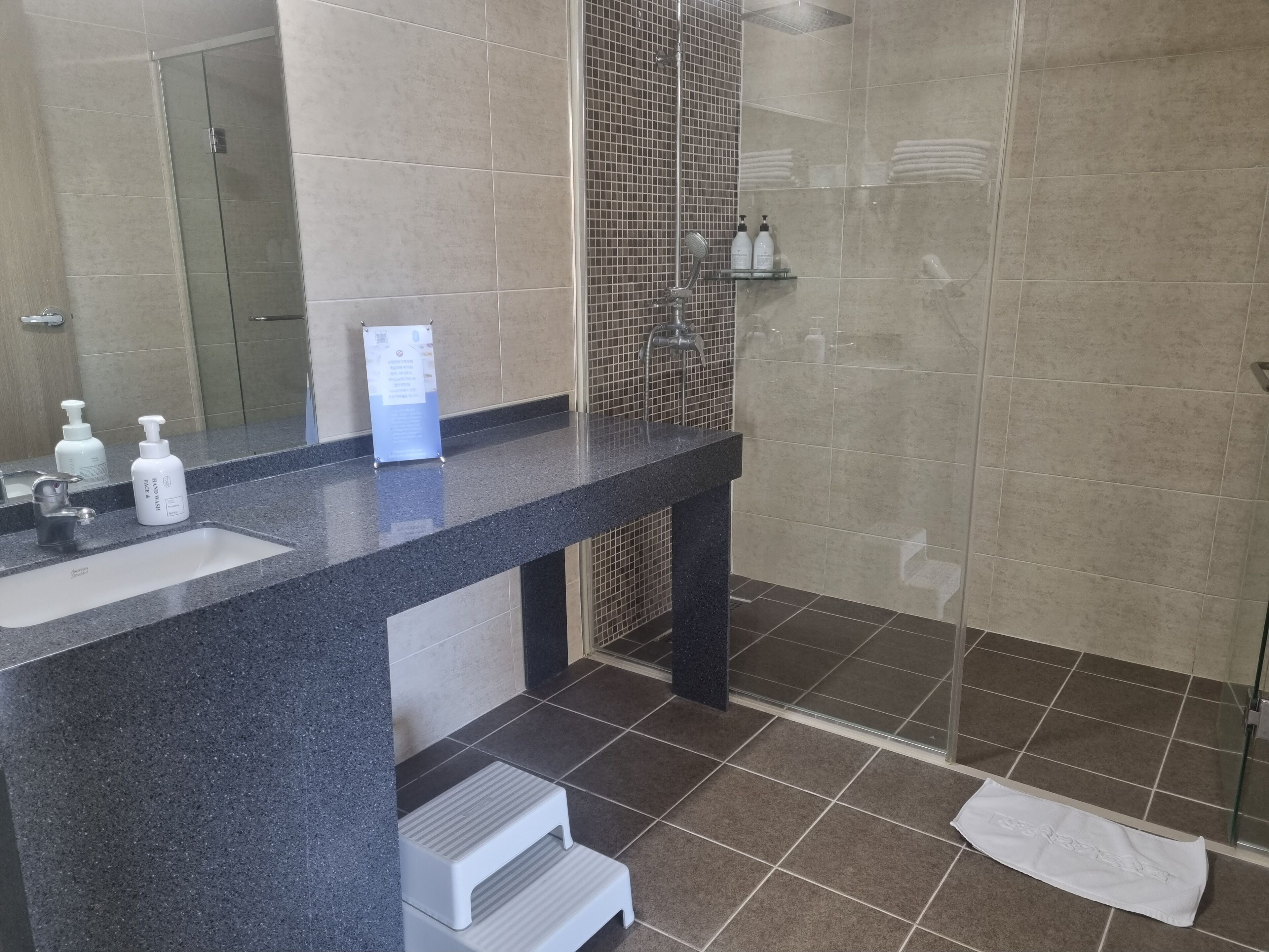 kids room, non smoking | bathroom | shower, hair dryer, bidet, towels