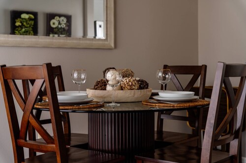 Comfy and Quiet Retreat, Next to Parks and Trails, Single Level Design, BBQ, 11 Miles to Portland