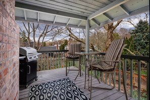 Property grounds - Comfy and Quiet Retreat, Next to Parks and Trails, Single Level Design, BBQ, 11 Miles to Portland (Beaverton)