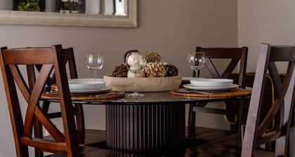 Comfy and Quiet Retreat, Next to Parks and Trails, Single Level Design, BBQ, 11 Miles to Portland