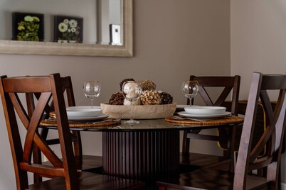 Comfy and Quiet Retreat, Next to Parks and Trails, Single Level Design, BBQ, 11 Miles to Portland