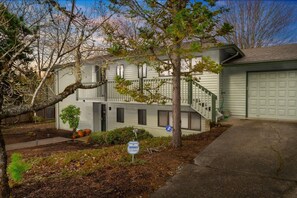 Exterior - Comfy and Quiet Retreat, Next to Parks and Trails, Single Level Design, BBQ, 11 Miles to Portland (Beaverton)