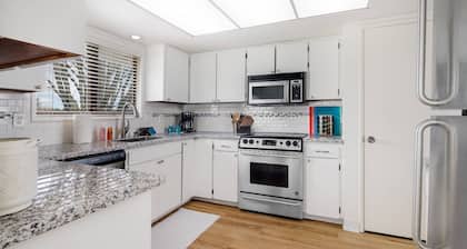 Comfy and Quiet Retreat, Next to Parks and Trails, Single Level Design, BBQ, 11 Miles to Portland