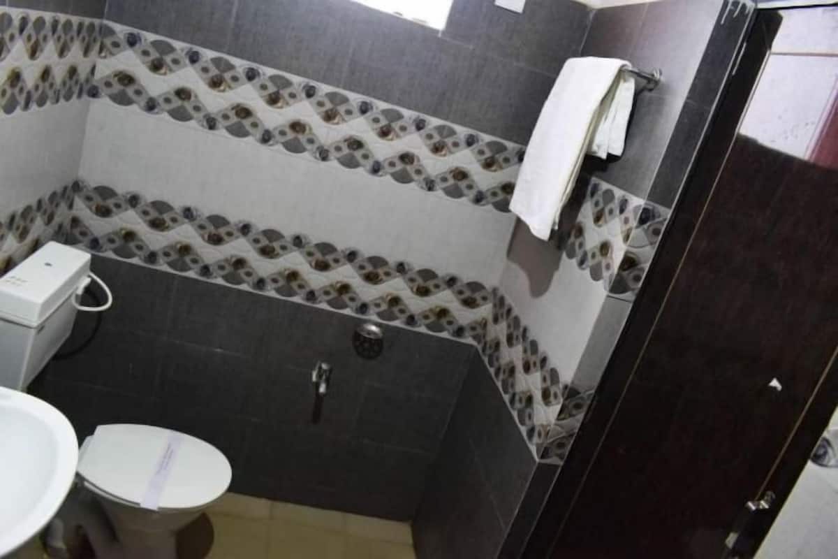 Chuveiro, chuveiro com efeito de chuva, produtos de toalete grátis