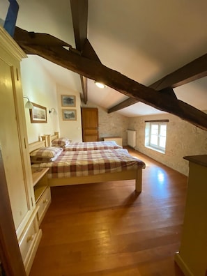 4 habitaciones, tabla de planchar con plancha y cuna de viaje