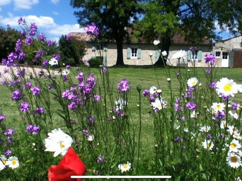 Serene périgourdine with equestrian facilities and immediate access to forest