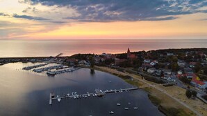 Un pueblo costero con un puerto deportivo, casas y una iglesia.