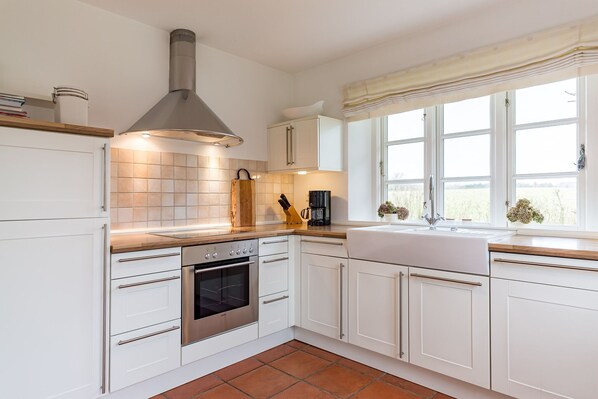 Køleskab, ovn, opvaskemaskine, kaffe-/temaskine