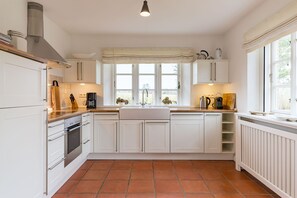 ثلاجة، فرن، غسالة أطباق، ماكينة لصنع القهوة/الشاي