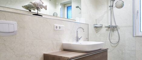 Sèche-cheveux, serviettes fournies