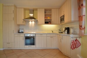 Geladeira, micro-ondas, fogão, lava-louças