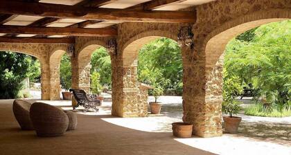 Villa Amarena B: A graceful apartment in the characteristic style of the Tuscan countryside, with Free WI-FI.