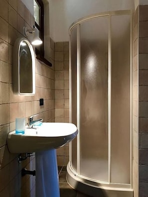 Douche, serviettes fournies