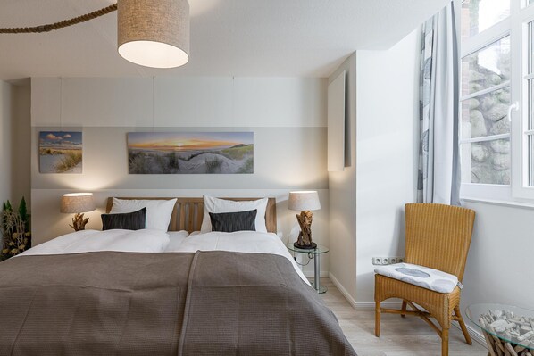 2 عدّة غرف نوم وخزنة داخل الغرفة وواي فاي وملاءات أسرّة