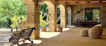 Villa Amarena F: A graceful apartment in the characteristic style of the Tuscan countryside, with Free WI-FI.