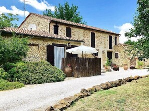 Exterior - Villa Amarena I: A graceful apartment in the characteristic style of the Tuscan countryside, with Free WI-FI. (Massa Marittima)