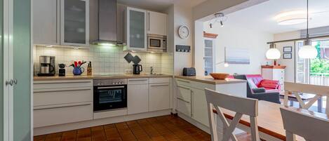 Kühlschrank, Mikrowelle, Ofen, Geschirrspüler