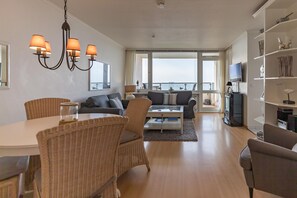 Een televisie en een open haard