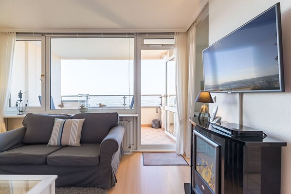 Een televisie en een open haard