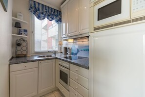 Een koelkast, een magnetron, een oven, een vaatwasser