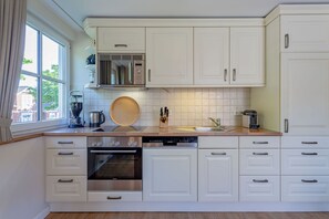 Kühlschrank, Mikrowelle, Ofen, Geschirrspüler