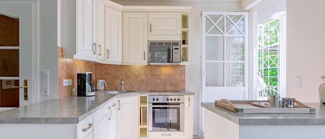 Réfrigérateur, micro-ondes, four, lave-vaisselle