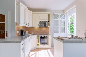 Geladeira, micro-ondas, fogão, lava-louças