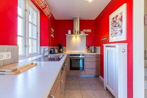 Køleskab, ovn, opvaskemaskine, kaffe-/temaskine