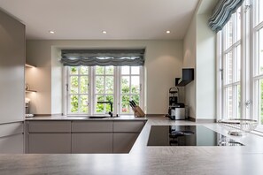 Kühlschrank, Mikrowelle, Ofen, Geschirrspüler
