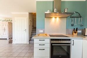 Kühlschrank, Ofen, Geschirrspüler, Wasserkocher mit Kaffee-/Teezubehör