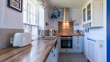 Kühlschrank, Ofen, Geschirrspüler, Wasserkocher mit Kaffee-/Teezubehör