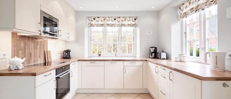 Kühlschrank, Ofen, Geschirrspüler, Wasserkocher mit Kaffee-/Teezubehör