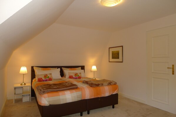 3 bedrooms, desk, WiFi, bed sheets