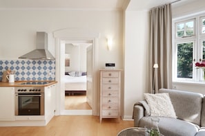 2 bedrooms, desk, WiFi, bed sheets