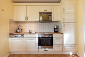 Kühlschrank, Mikrowelle, Ofen, Geschirrspüler