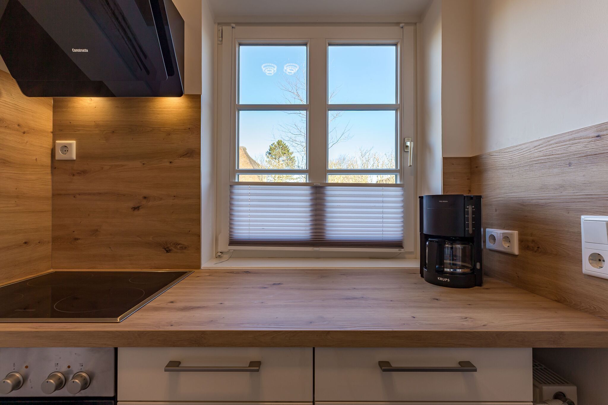 Kühlschrank, Ofen, Geschirrspüler, Wasserkocher mit Kaffee-/Teezubehör