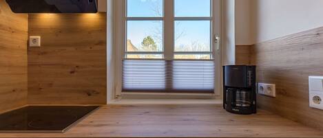 Kühlschrank, Ofen, Geschirrspüler, Wasserkocher mit Kaffee-/Teezubehör