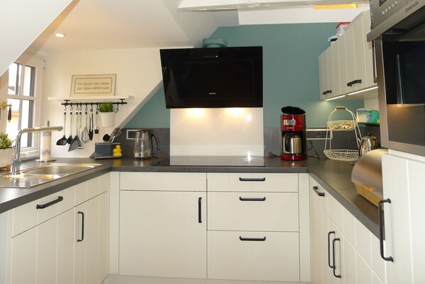 Køleskab, ovn, opvaskemaskine, kaffe-/temaskine