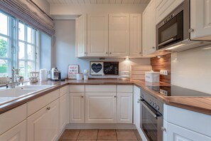 Kühlschrank, Mikrowelle, Ofen, Geschirrspüler