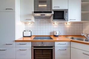 Kühlschrank, Mikrowelle, Ofen, Geschirrspüler