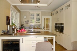 Kühlschrank, Ofen, Geschirrspüler, Wasserkocher mit Kaffee-/Teezubehör