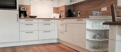 Fridge, oven, dishwasher, coffee/tea maker