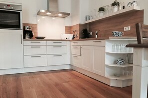 Geladeira, fogão, lava-louças, cafeteira/chaleira