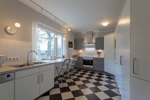 Kühlschrank, Mikrowelle, Ofen, Geschirrspüler