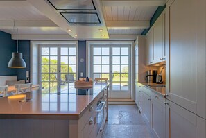 Kühlschrank, Ofen, Geschirrspüler, Wasserkocher mit Kaffee-/Teezubehör