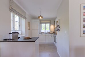 Kühlschrank, Mikrowelle, Ofen, Geschirrspüler