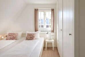 2 bedrooms, in-room safe, WiFi, bed sheets