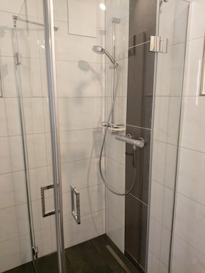 Douche, serviettes fournies, papier toilette
